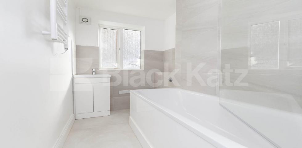 Refurbished 1 bedroom property with a study Oakleigh Road South, New Southgate 